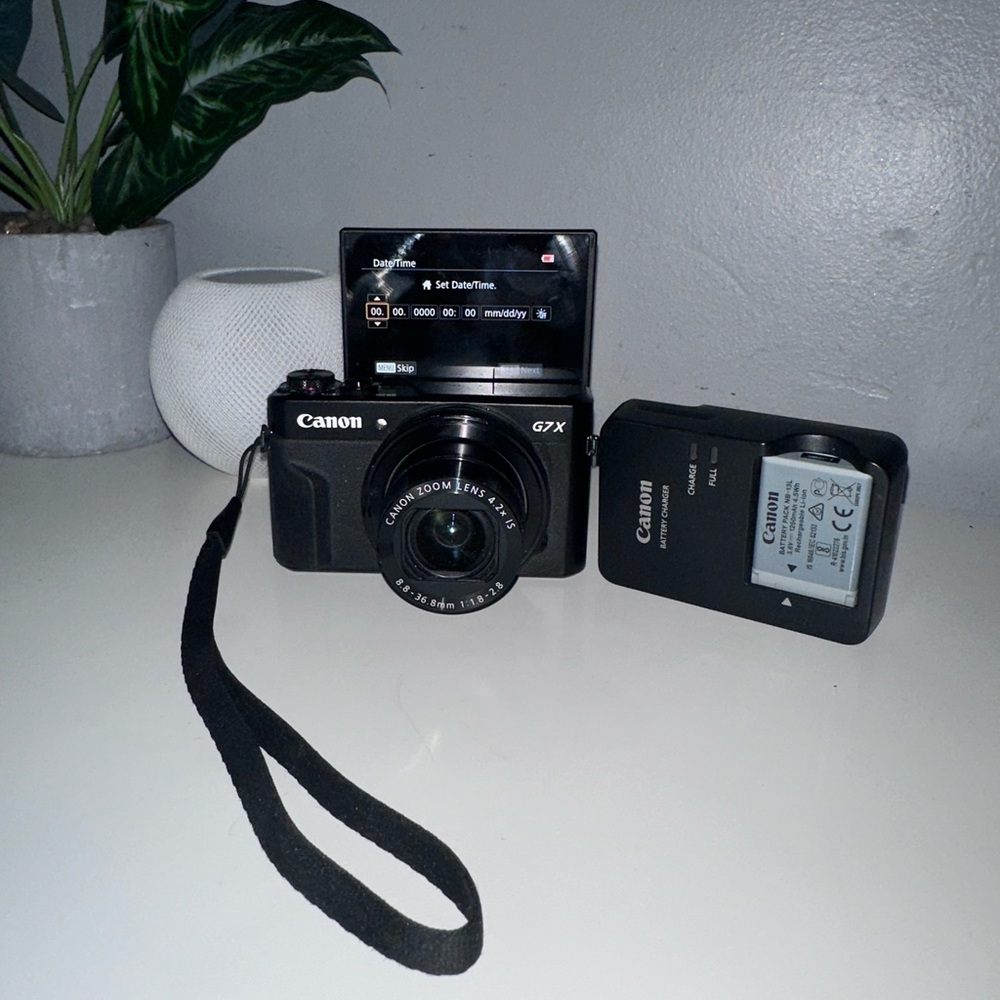 Sony G7x Vlogging Camera with extra battery and charger (Not in original box)
